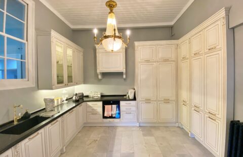 İZMİR’İN SEMBOLLERİNDEN TARİHİ ASANSÖRE KOMŞU TARİHİ KONAK